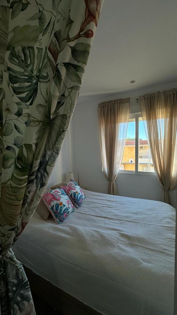 Playa De Los Naufragos Cozy Apartment With Pool Torrevieja Exterior photo